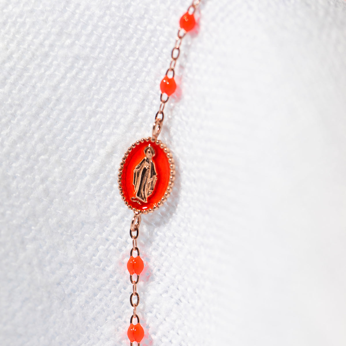 Madone resin charm Classic Gigi Coral bracelet, Yellow Gold,