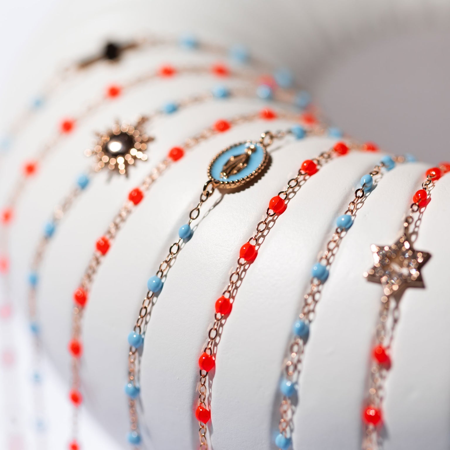 Gigi Clozeau - Madone resin charm Classic Gigi Turquoise bracelet, Yellow Gold, 6.7"